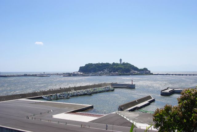 階段を少し登った展望スペースから江ノ島や腰越漁港の眺め。