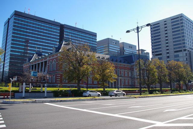 法務省や裁判所等が並ぶ。左には桜田門があります。