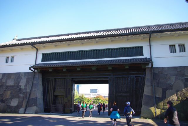 桝形虎口の2つ目の渡櫓門。大阪城や名古屋城にもこの形の門がありますね。