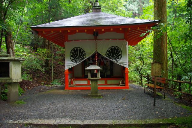 由岐神社のすぐ先には川上地蔵堂。牛若丸の守り本尊。