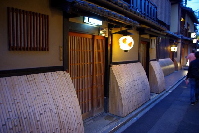 京都らしい風情のお店が並ぶ。