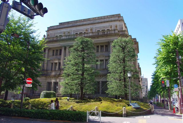 美術館裏手には1896年竣工の日本銀行本店。