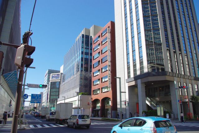 中央通へ。奥は神田駅。