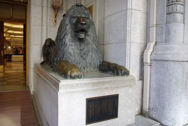 入り口に鎮座するライオン像、右側。