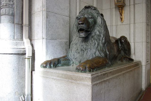 左側のライオン像。