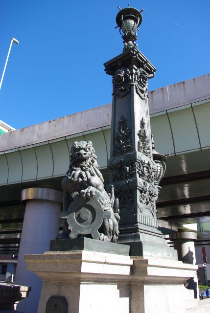 東京都の紋章を持つ獅子像が迎えます。