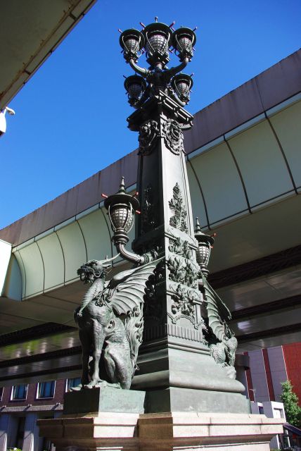 橋中央部には麒麟の像。