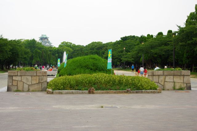 大阪環状線森之宮駅から大阪城公園へ。林の先に大阪城が顔を出します。