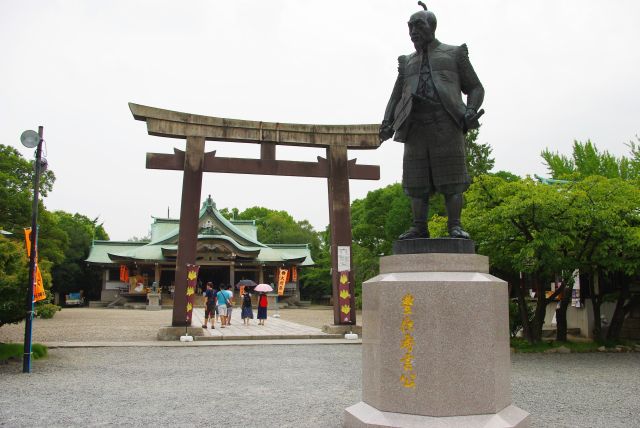 桜門正面の豊国神社には豊臣秀吉像が鎮座。次は本丸へ進みます。