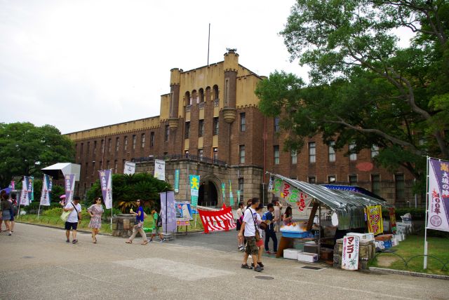 広場へ出ると右手に意外にレンガ造りの建物、元大阪市立博物館。