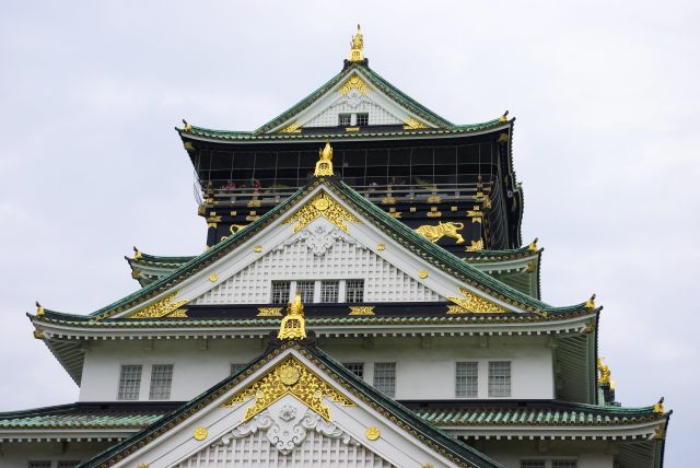 大阪城の天守閣。金の装飾も美しい。
