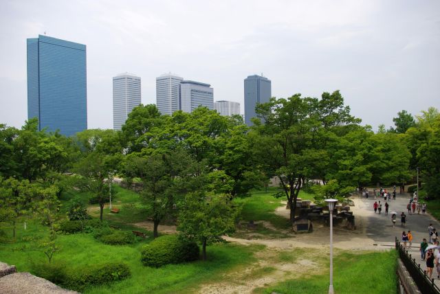刻印石広場と大阪ビジネスパークの高層ビル群。