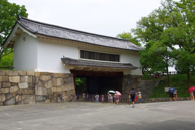 櫓門の形状の青屋門は再建されたもの。
