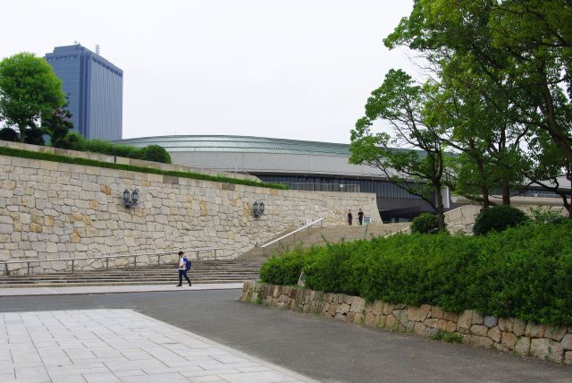 大阪城ホールも石垣が積まれている。