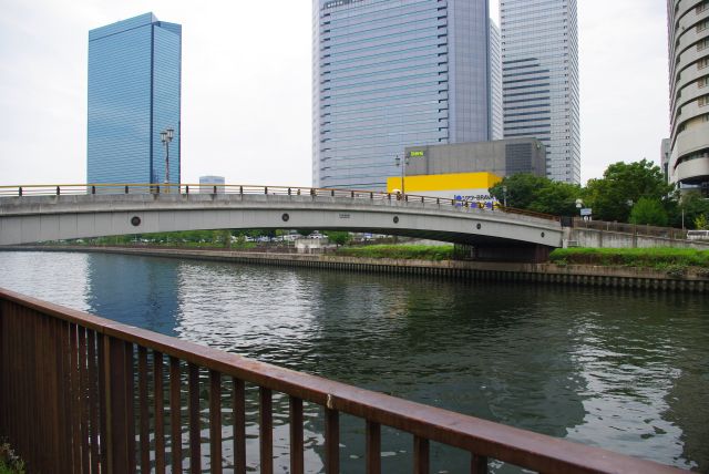 大阪ビジネスパークへの橋。