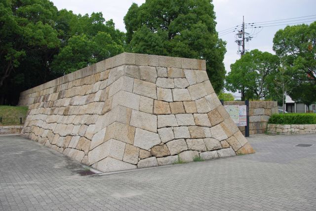大阪城公園駅の前にも石垣。