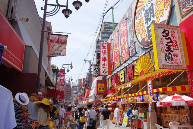 大阪らしい明るくにぎやかで、看板も色鮮やかな商店街。