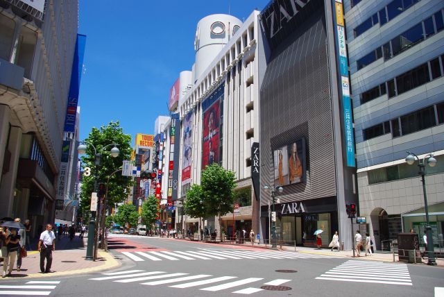 西武渋谷店、マルイなどが立ち並ぶ。