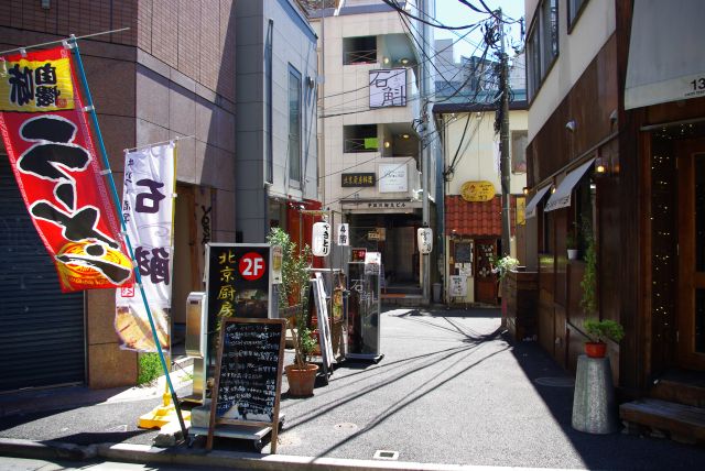NHKの方からスタート、区役所裏から坂を下ると路地の飲食店街。