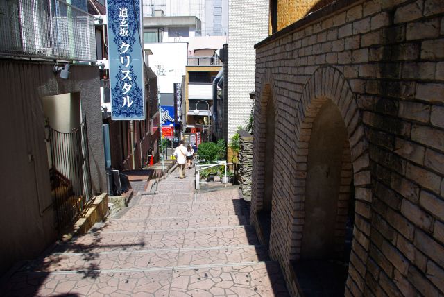 渋谷の街は起伏が多く階段道も。