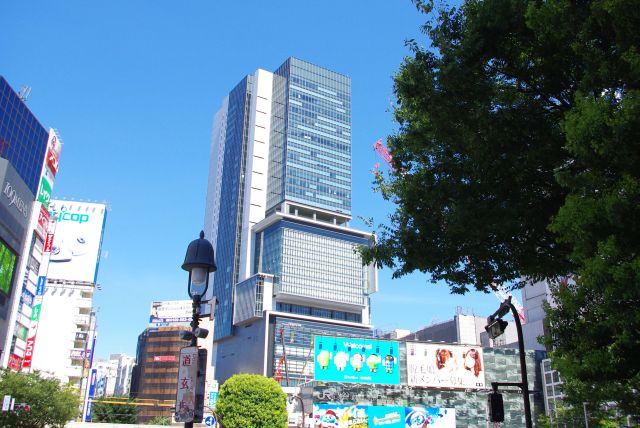 渋谷駅前、東口のヒカリエがそびえ立つ。