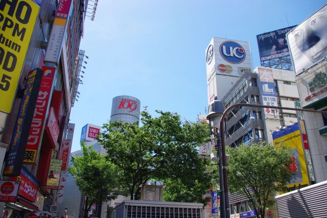 人が多く行き交う高密度な渋谷の街。