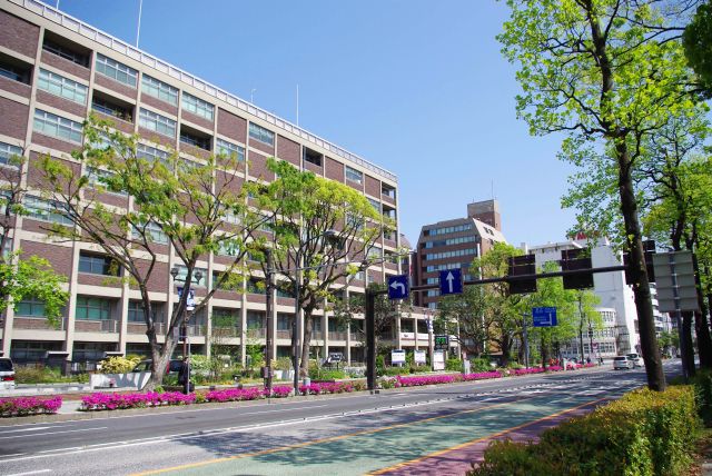 南口目の前にはTVでも見かける横浜市役所。