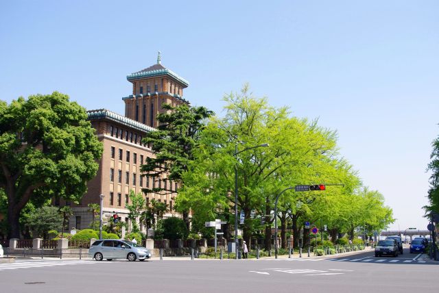 みなとみらい線日本大通駅付近、県庁本庁舎。