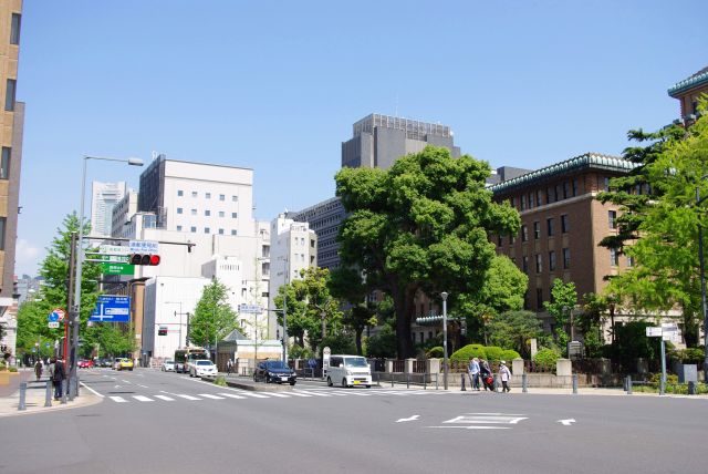 桜木町方面と大きな通りが交差する。
