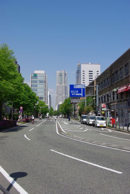 海岸通の先にはシンボルの横浜ランドマークタワー。