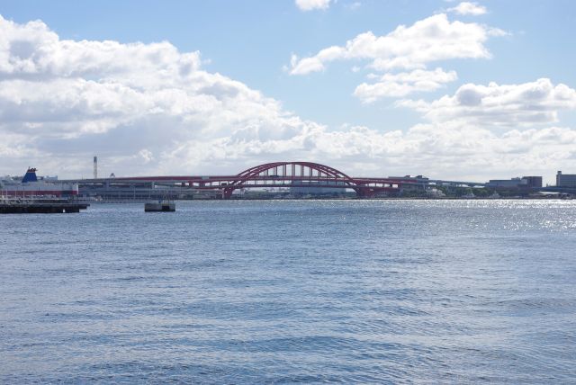 ポートアイランドに架かる神戸大橋。