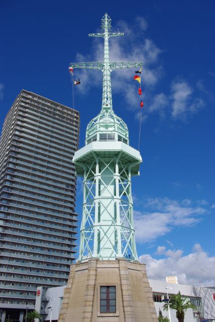 岸壁の角には旧神戸港信号所。