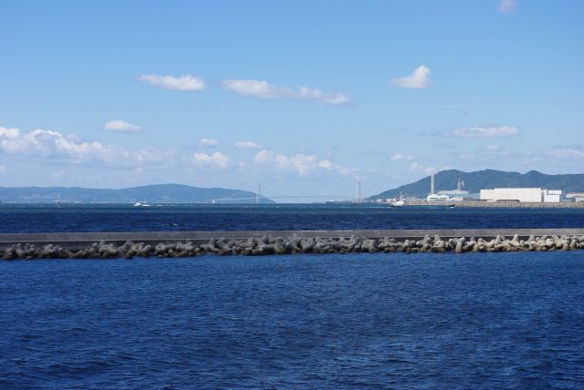遠くに明石海峡大橋と淡路島が見える。