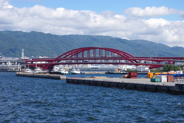 ポートアイランドへ渡す赤い神戸大橋。
