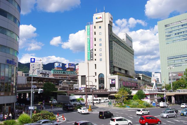 JR・ポートライナーの神戸駅方面。地下には阪神電鉄も。