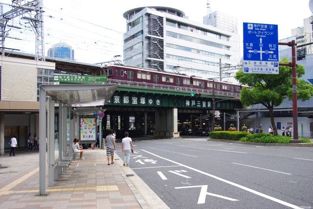 北側、シティループ乗り場。右手には阪急神戸線の神戸三宮駅。