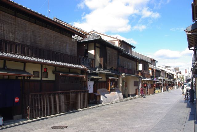 京都らしい町並みを感じられる通りが約1km続きます。