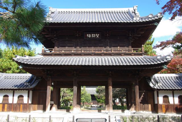 静岡の安寧寺から移築した三門、望闕楼。奥には法堂。
