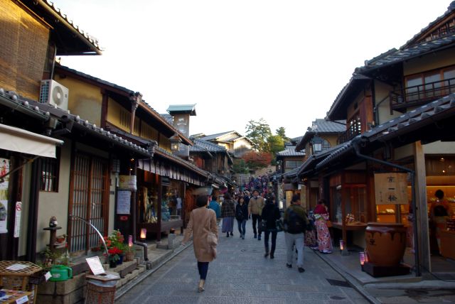 二年坂（二寧坂）、京都らしい風情の石畳の道です。