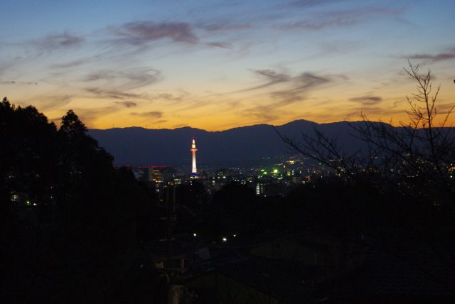 清水寺前からは美しい夕空と京都タワー。清水寺の紅葉ライトアップへ進みます。