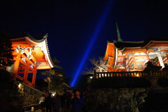 清水寺の夜の紅葉ライトアップへ。