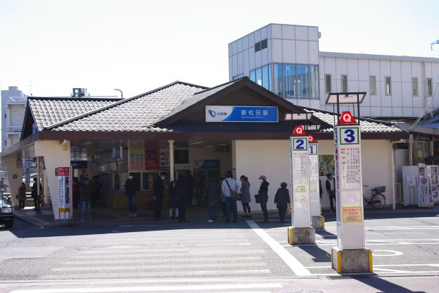 新松田駅では河津桜を見に行くと思われる人も多数。