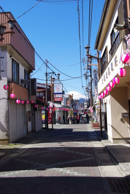 商店街は桜色のちょうちんが並ぶ。正面には富士山も。