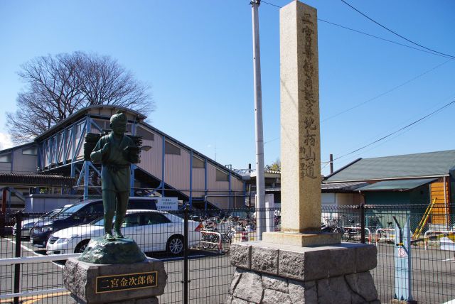 近くが生誕地の二宮金次郎の像。JR松田駅北口からは山へバスが出ています。