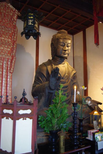 日本最古の仏像で飛鳥時代から同じ場所に安置。左からは優しい表情。