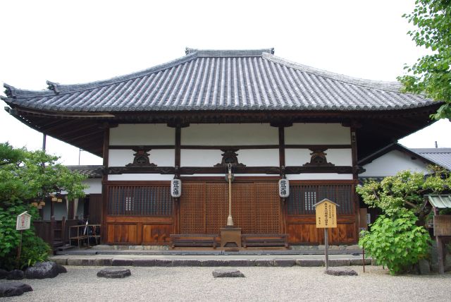 本堂。江戸時代にかつての中金堂跡に建てられた。