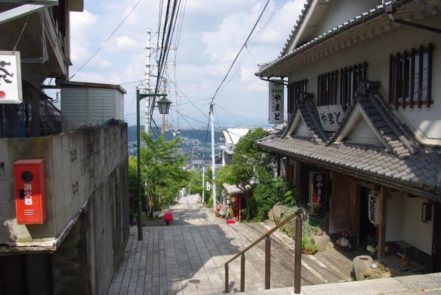 生駒ケーブル宝山寺線で登った宝山寺駅付近、階段へ合流。