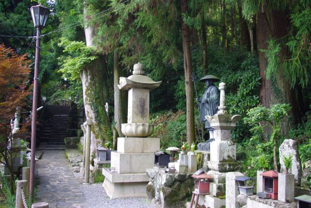 弘法大師像が建つ。林の中は徐々に涼しくなる。