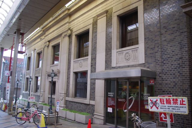 アーケード内にあるレトロな建物は南都銀行。