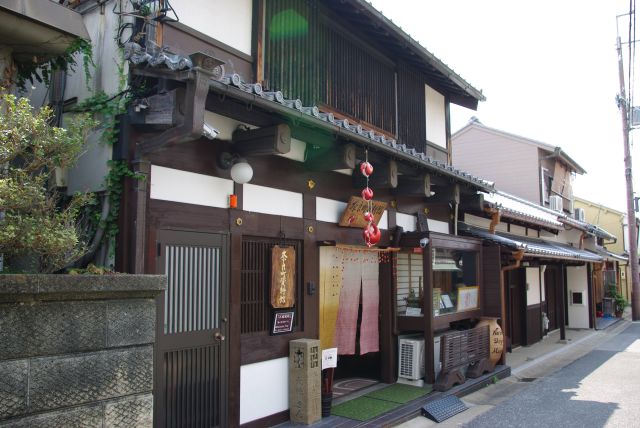 美術品等を展示する奈良町資料館。